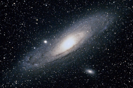 M31，仙女座大星系。它是少数正在靠近银河系的星系之一。