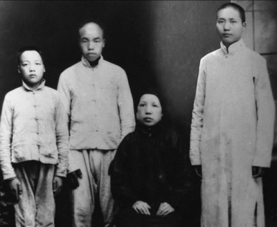 1919年毛泽东、毛泽民、毛泽覃和母亲