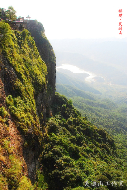 亭立险峰