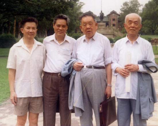 1989年，田余庆（左二）与邓广铭（左三）、季羡林（左四）等 