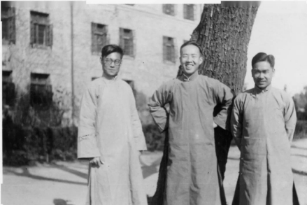 1933年，赵九章与同学傅承义（右）、王竹溪（左）在清华园