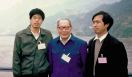 1992年，与学生在三峡考察