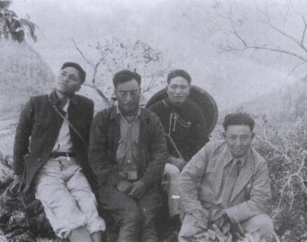 1935年在江西庐山考察土壤（左二为李连捷 ）