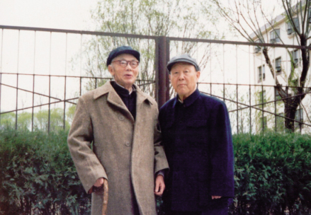 1991年，王湘浩（右）与老师江泽涵在北京大学勺园前