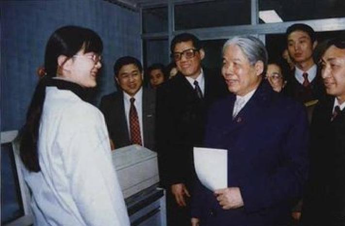 1995年11月26日至12月2日，杜梅参观北大方正公司