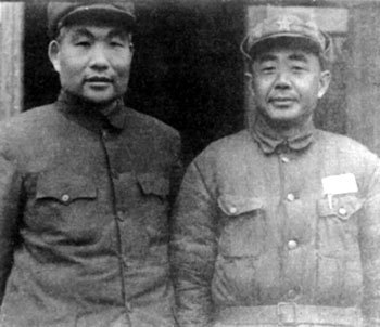 1949年，长沙和平解放后，肖劲光与陈明仁合影