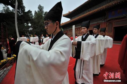 北京国子监祭孔的儒生