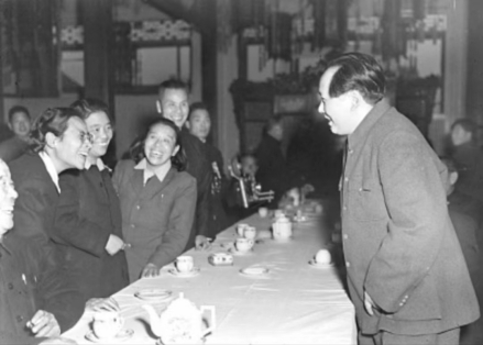 1951年，毛泽东主席与特邀列席的妇女代表雷洁琼等谈话