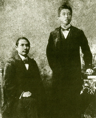 1904年孙中山与孙昌在美国檀香山合影 