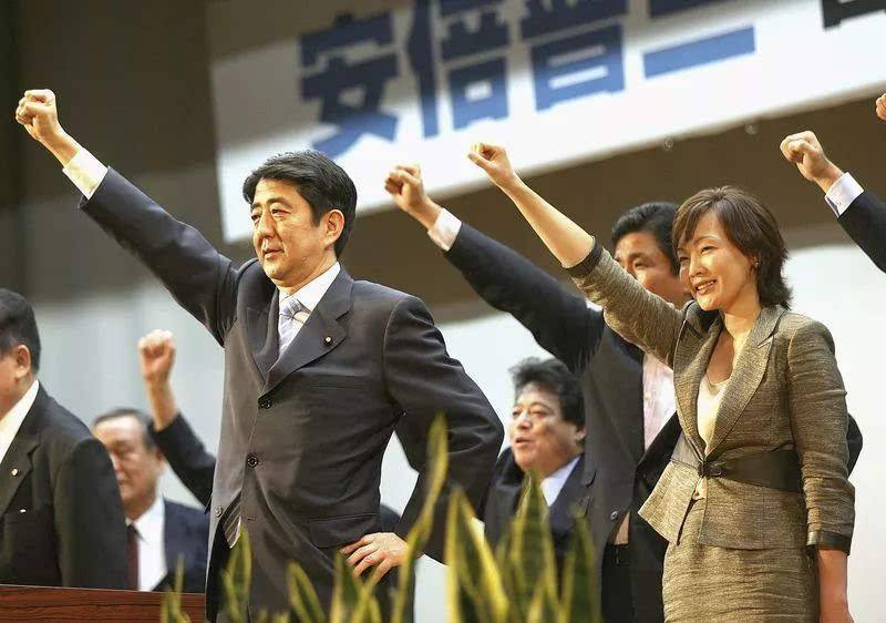 安倍宣布竞选首相（2006年）