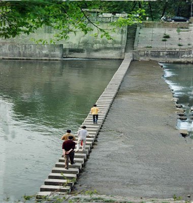 图二 湖北襄阳水镜庄跳岩