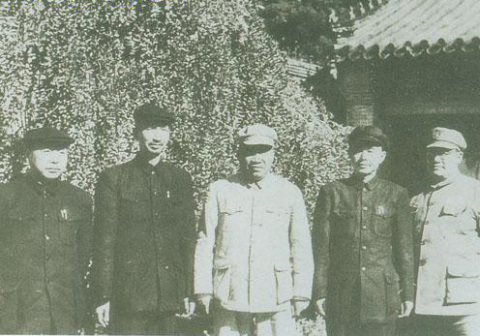 1949年10月，陈明仁（右二）与朱德总司令等合影