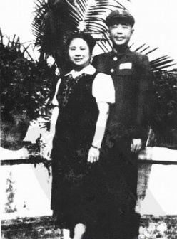 1954年陈明仁与夫人萧毅在广东湛江