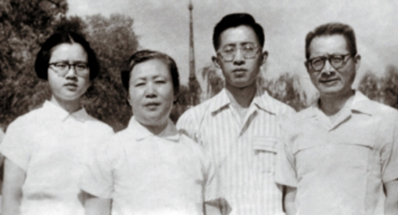 1966年夏，梁树权和夫人林兰及子女摄于北京展览馆