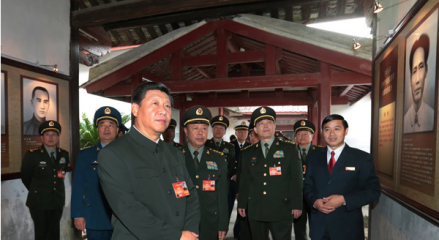 习近平参观古田会议会址