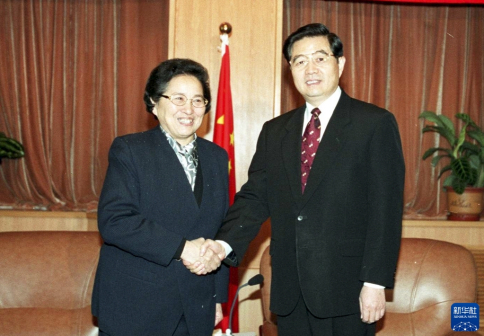 2002年12月23日，胡锦涛同志走访各民主党派时，与何鲁丽