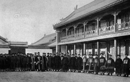 1901年丁韪良等人在京师大学堂前合影