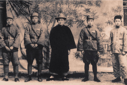 1932年两当兵变前的习仲勋（左一）