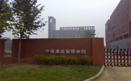 学院校门