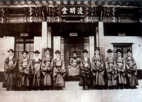 1900年高宗与大臣们在浚明堂合影