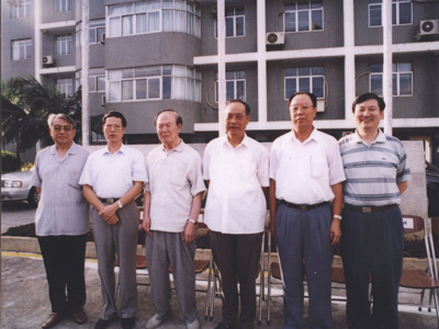 1998年马洪与深圳市委三任书记在研究院合影