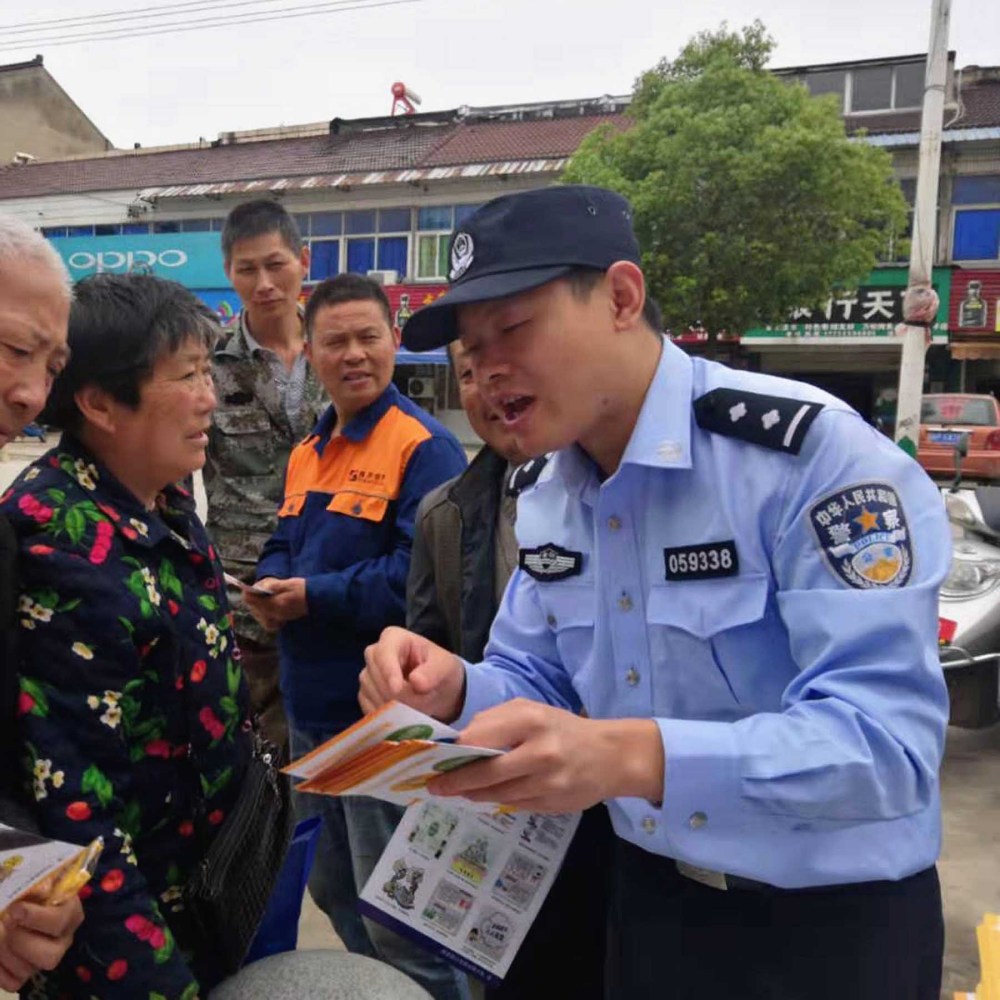 涛城镇民警为村民普法