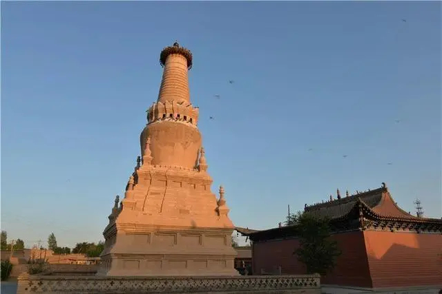 圆通寺塔全景