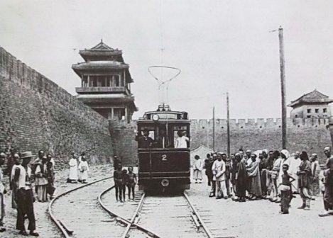 1910年前後,永定门瓮城外西面城根的有轨电车站，通往马家堡