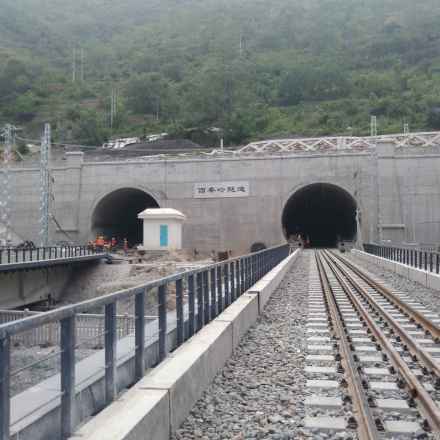 兰渝铁路西秦岭隧道