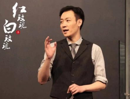 《红玫瑰与白玫瑰》中饰演佟振保