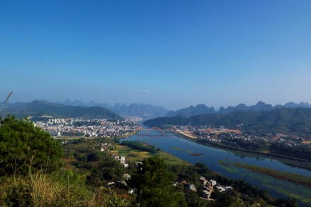 平乐三江汇流区域的山水风景