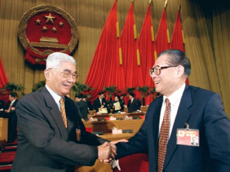 1998年3月16日，江泽民同志与荣毅仁同志亲切交谈