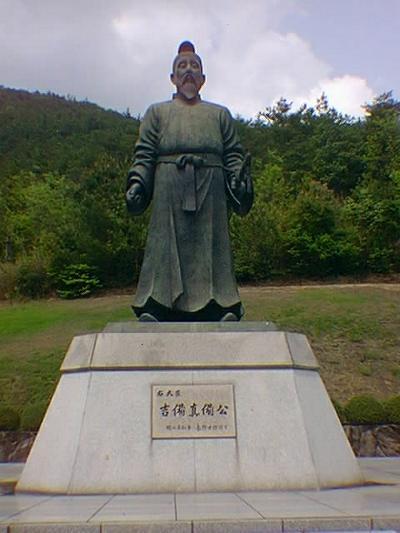 小田郡矢挂町的吉备真备塑像 