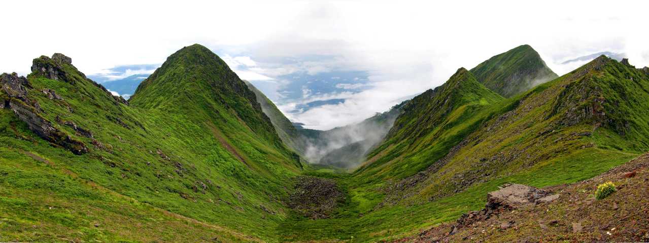 小岑峰东坡U型谷