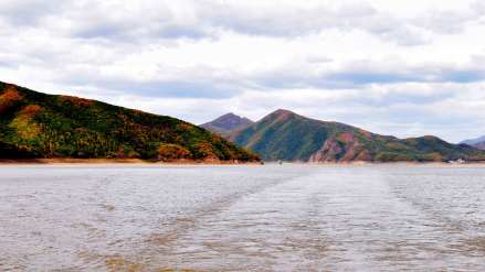 松花湖周围山环水绕