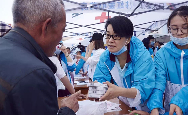 毛阿敏在义诊爱心活动中耐心指导老人如何服药