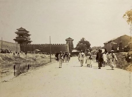 1909,永定门西侧护城河南岸