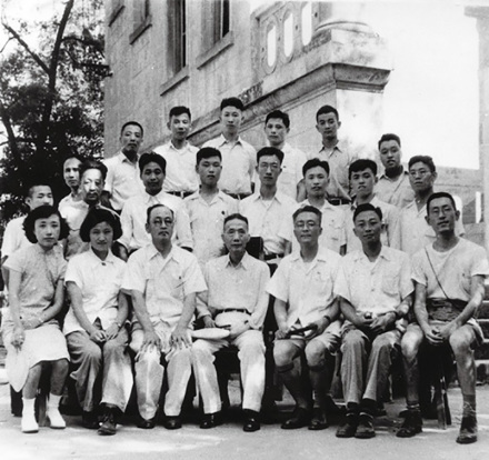 1952年，高怡生（前右3）与赵承嘏（中）等合影