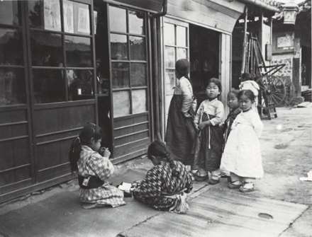 1910年，日本儿童和朝鲜儿童在朝鲜的街道上