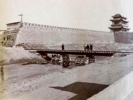 1900,永定门西城墙豁口临时铁道(城墙外侧,八国联军扒开城