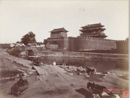 1901,永定门东南面瓮城外,护城河,石桥和进出城的道路