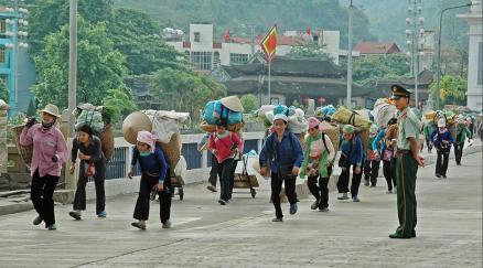 北边界在中国云南省河口镇