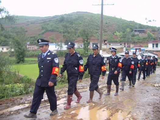 治安联防队在巡逻