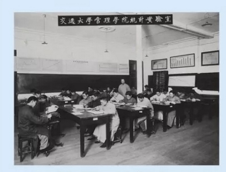 1929年管理学院学生在作统计实验