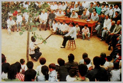 1989年耿村民间故事艺人在讲述故事时的情景