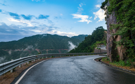 通往神龙谷的盘山路